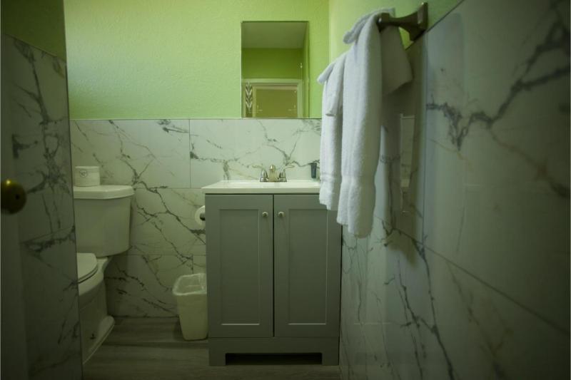 King Bed Non-Smoking image 2