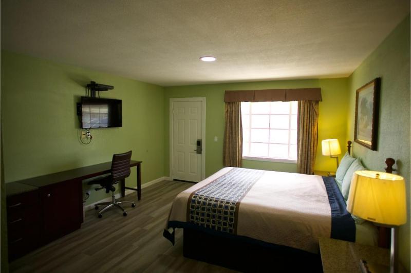 King Bed Non-Smoking image 4