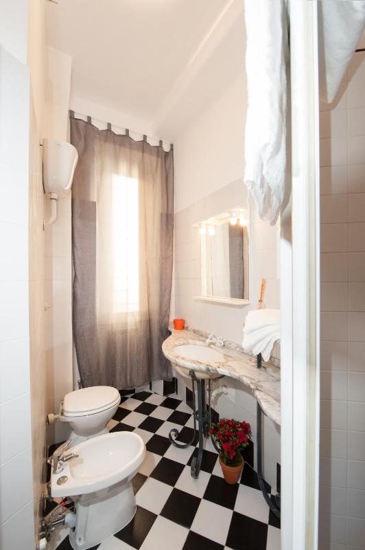 Standard Double Room with Shared Bathroom image 4