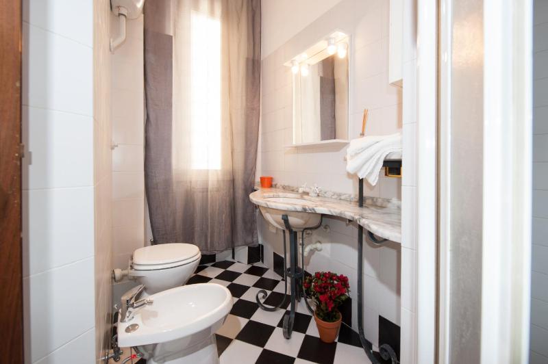 Standard Double Room with Shared Bathroom image 3