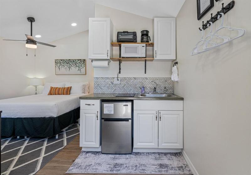 Tiny Home Near USF and Downtown! Patio Fast Wi-fi - image 1