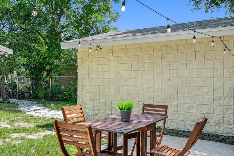 Tiny Home Near USF and Downtown! Patio Fast Wi-fi - image 13