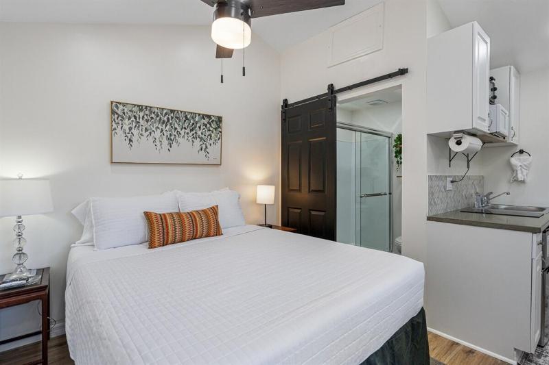 Tiny Home Near USF and Downtown! Patio Fast Wi-fi - image 8
