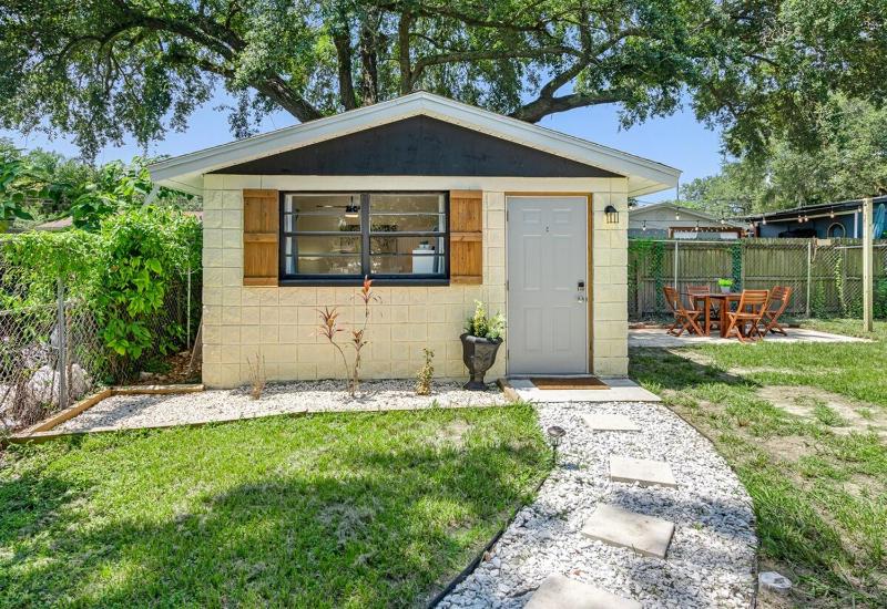 Tiny Home Near USF and Downtown! Patio Fast Wi-fi - image 7