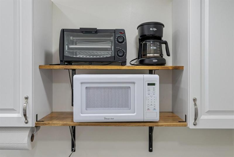 Tiny Home Near USF and Downtown! Patio Fast Wi-fi - image 10