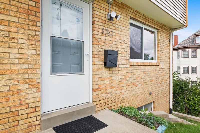Modern and Spacious House Pittsburgh - image 37