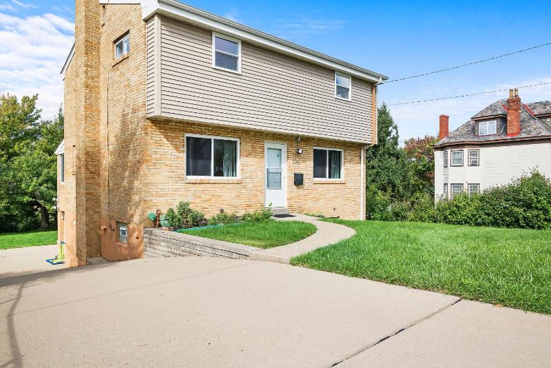 Modern and Spacious House Pittsburgh - image 4