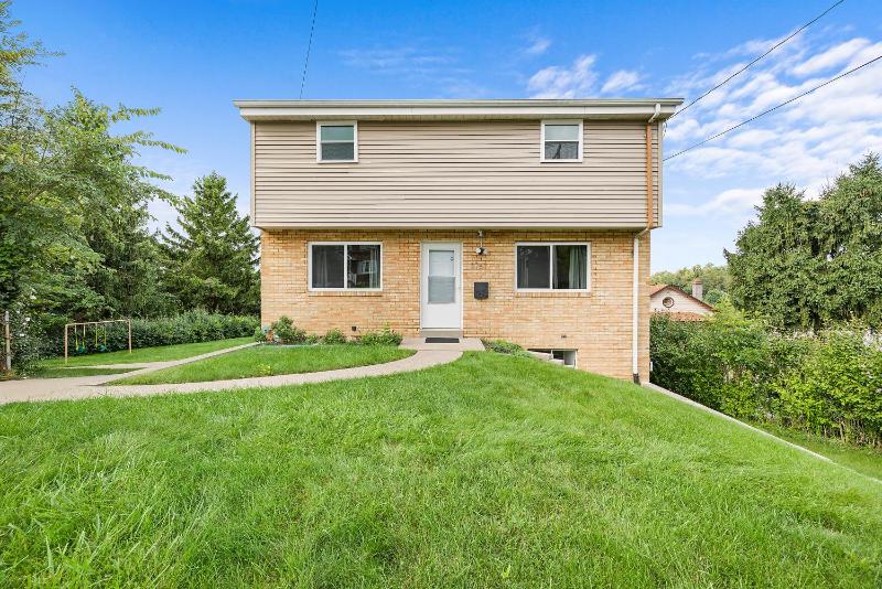 Modern and Spacious House Pittsburgh - image 30