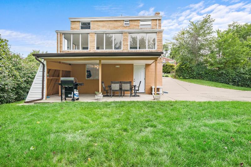Modern and Spacious House Pittsburgh - image 17