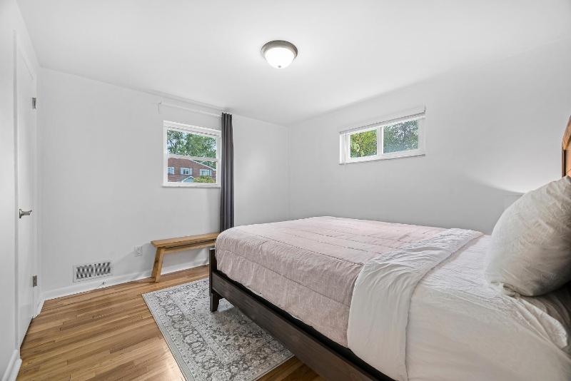 Modern and Spacious House Pittsburgh - image 39