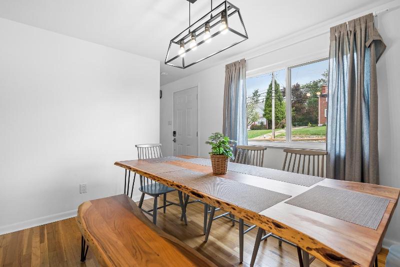 Modern and Spacious House Pittsburgh - image 34