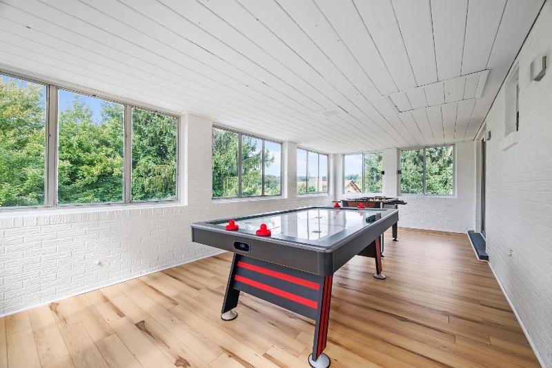 Modern and Spacious House Pittsburgh - image 16