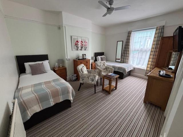 Standard Twin Room image 4