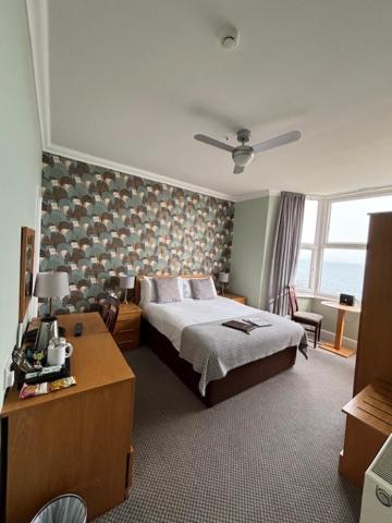 Double Room with Bay View image 3