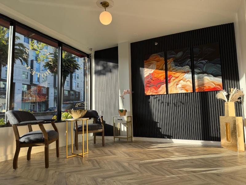 Twin Peaks Hotel - image 1