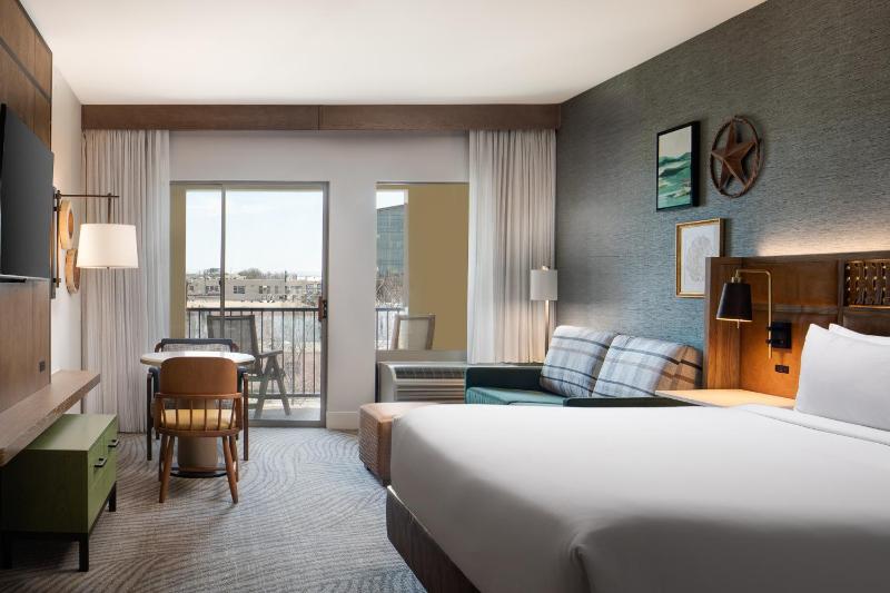 King Room with Sofa Bed and Balcony - River View image 3