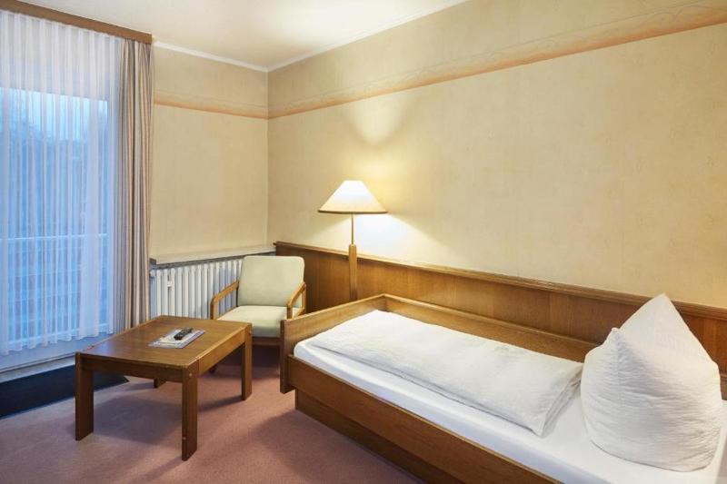 Standard Twin Room image 3