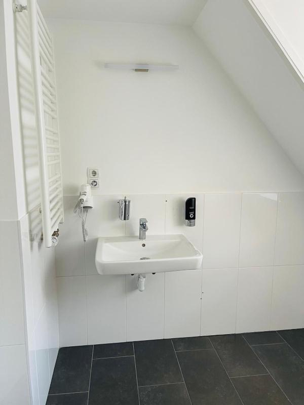 Single Room with Private External Bathroom image 2