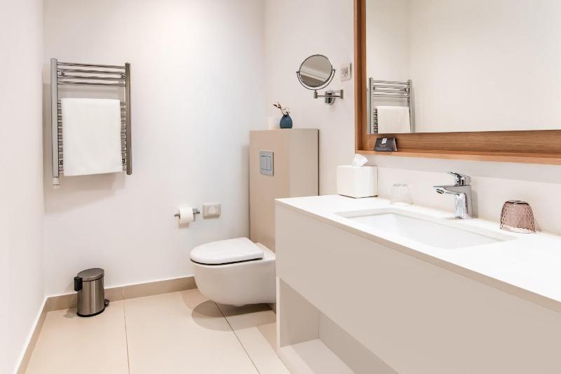 Premium Twin Room image 4