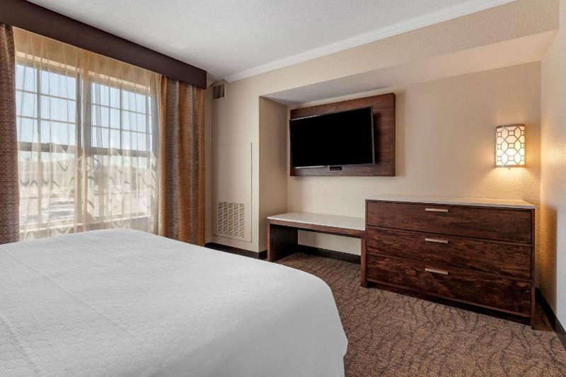 King Suite with Fireplace with Spa Bath - Non smoking image 4
