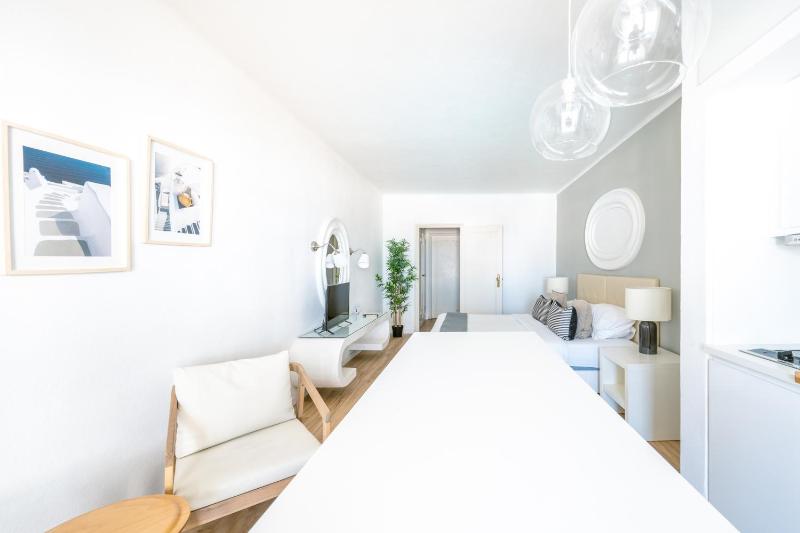 Studio with Sea View image 1