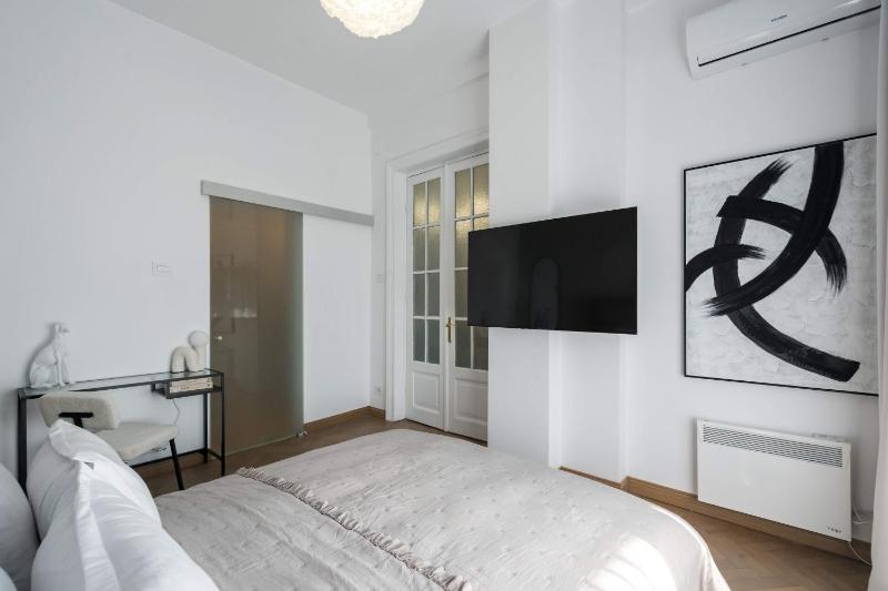 Calea 3BR Victoriei Stunner - Two Living Rooms - Balconies on the Avenue - image 13