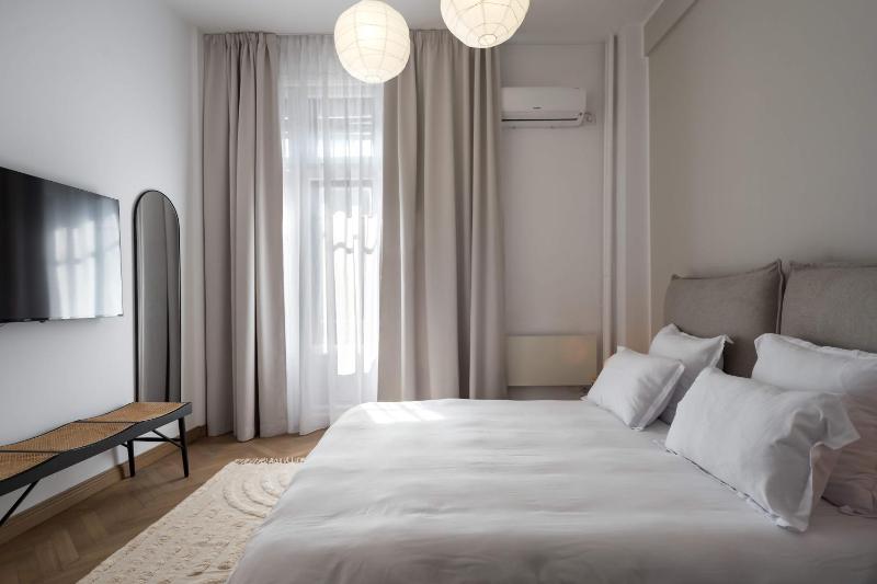 Calea 3BR Victoriei Stunner - Two Living Rooms - Balconies on the Avenue - image 11