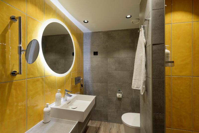 Standard Quadruple Room image 4