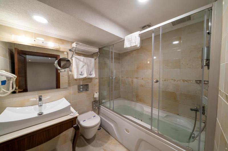 Superior Room with Spa Bath image 3