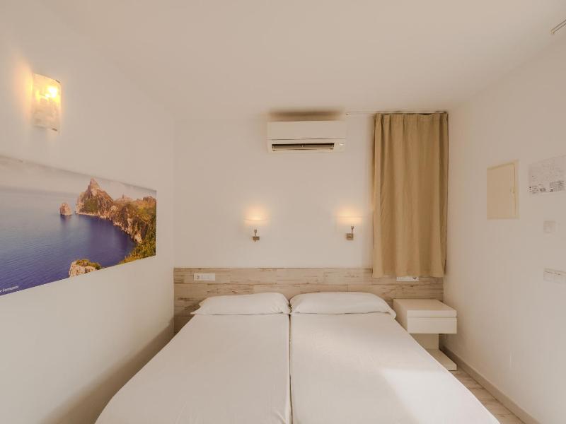 Double Room image 3