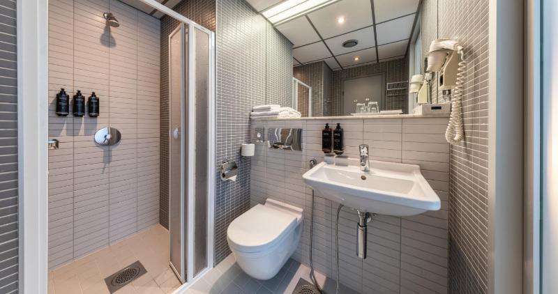 Standard Single Room with Spa Access image 3