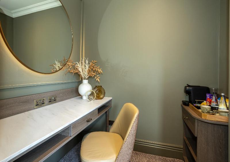 King Suite - Non-Smoking image 4