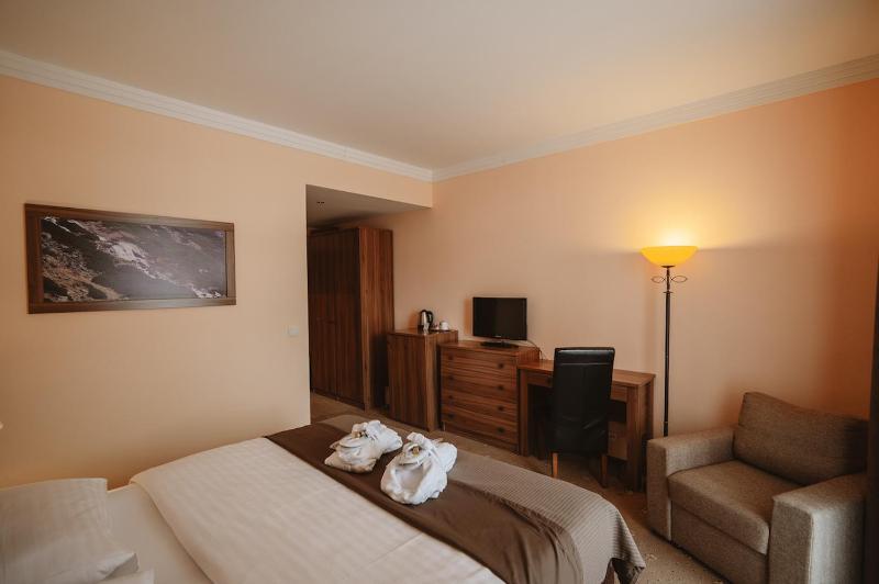 Double Room with Balcony image 4