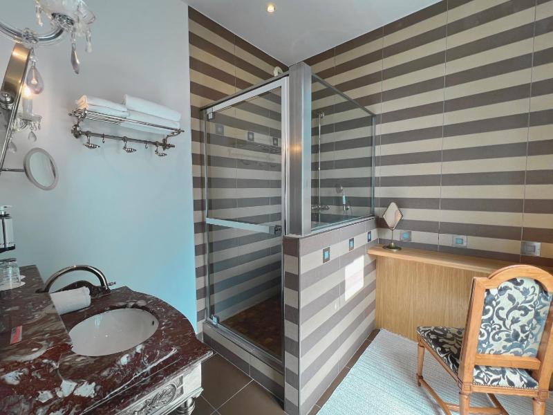 Large Double Room image 2
