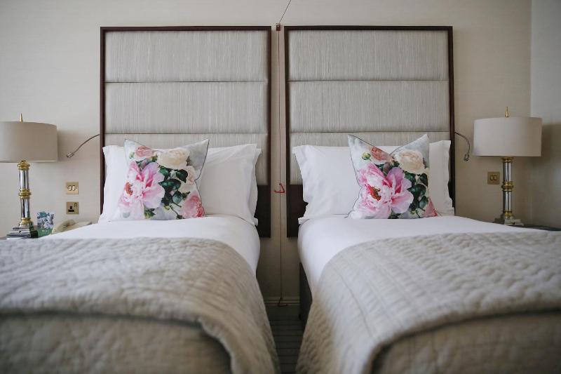 Classic Twin Room image 4
