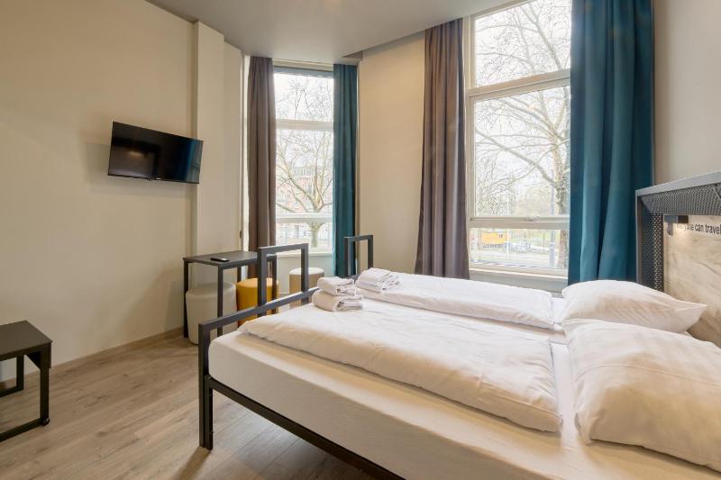 Twin Room image 4