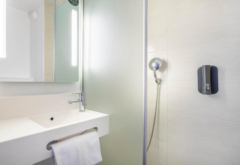 Twin Room image 3