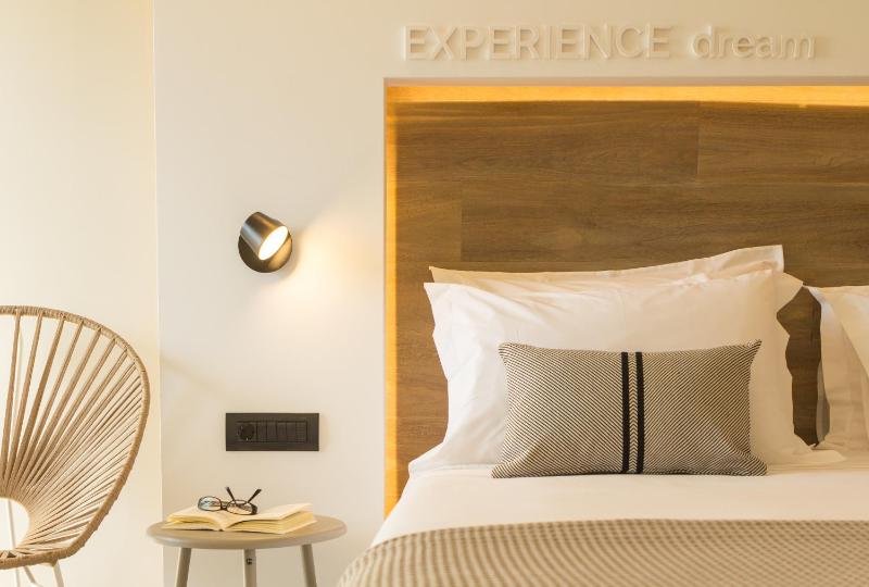 Deluxe Double Room - No Sea View image 2