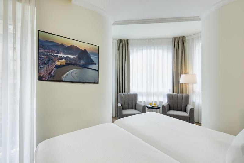 Superior Twin Room image 3