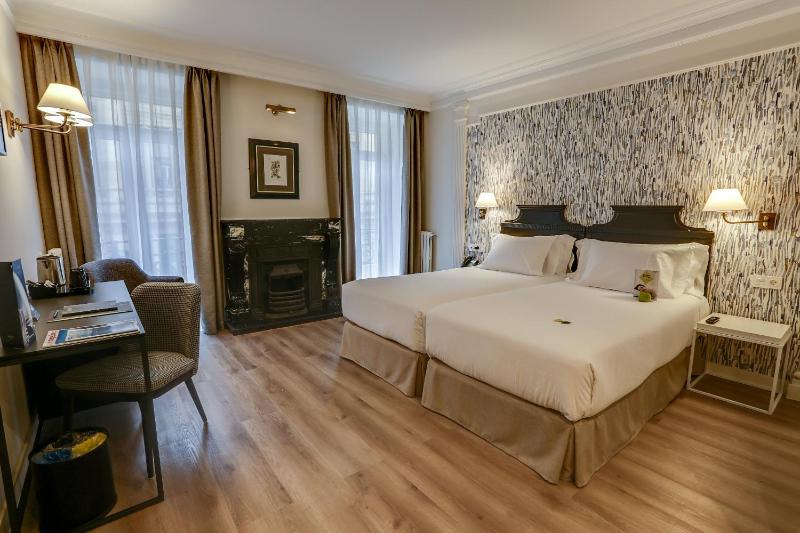 Superior Twin Room image 4