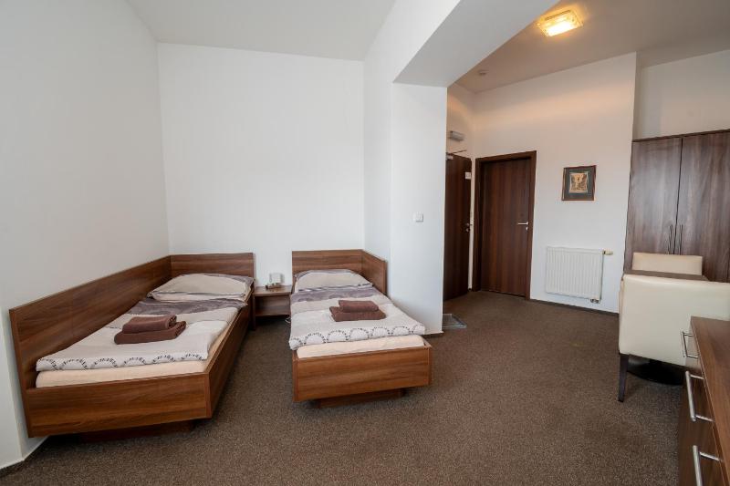Twin Room with Bathroom image 3