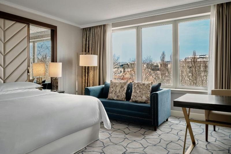 Deluxe Guest room, 1 King image 4