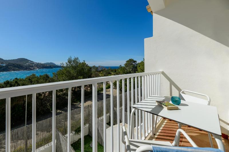 Double Room with Sea View image 3