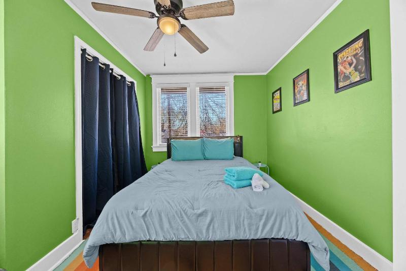 Cozy and Spacious Retreat in Lou Arts District - image 26