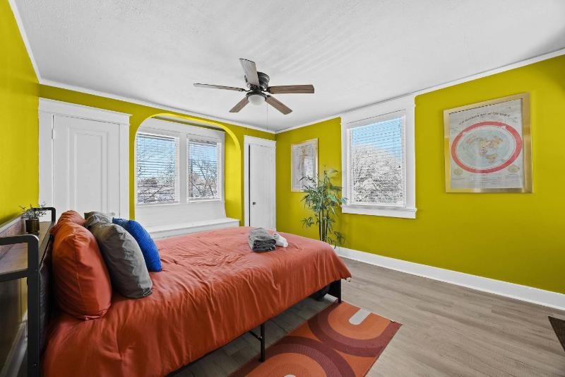 Cozy and Spacious Retreat in Lou Arts District - image 3