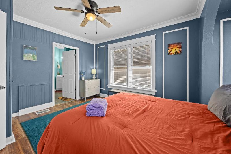 Cozy and Spacious Retreat in Lou Arts District - image 28