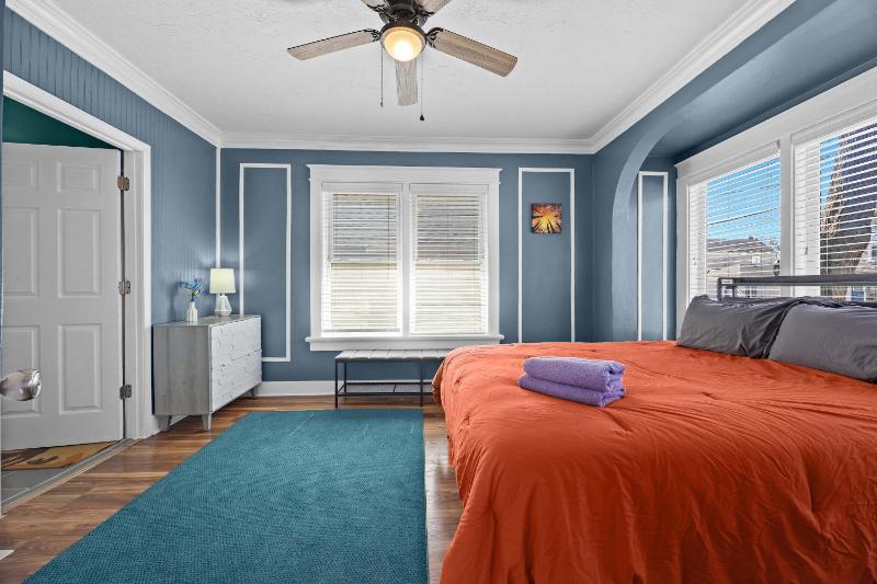 Cozy and Spacious Retreat in Lou Arts District - image 37