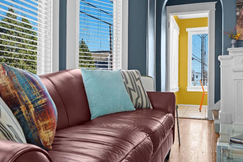 Cozy and Spacious Retreat in Lou Arts District - image 9