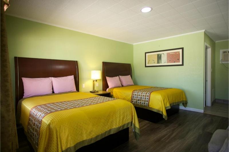 2 Full Beds Non-Smoking image 4