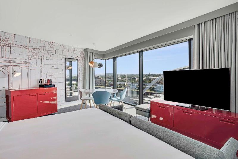 Corner Suite with River View image 4